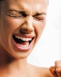 Nervosität einer Frau ist ein Symptom für das Vorhandensein von Parasiten