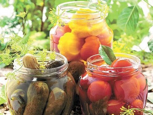 eingelegte Gurken und Tomaten zur Entfernung von Parasiten