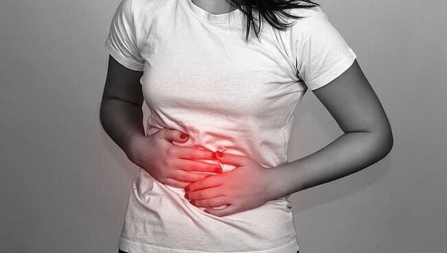 Bauchschmerzen sind eine häufige Begleiterscheinung von Parasiten im Darm. 